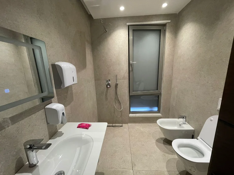 Tirane, jepet me qera zyre Kati 7, 120 m² 1.800 € (rruga e kavajes)