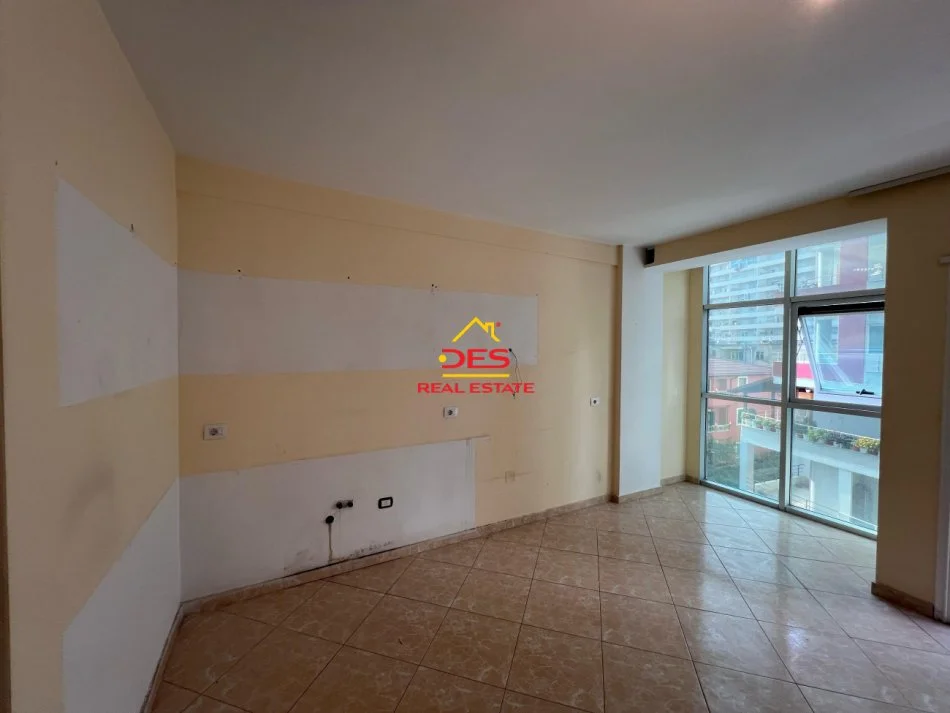 Vlore, shitet apartament 2+1+Ballkon Kati 4, 98 m² 117.600 € (Rruga Jeronim de Rada ,Vlorë)