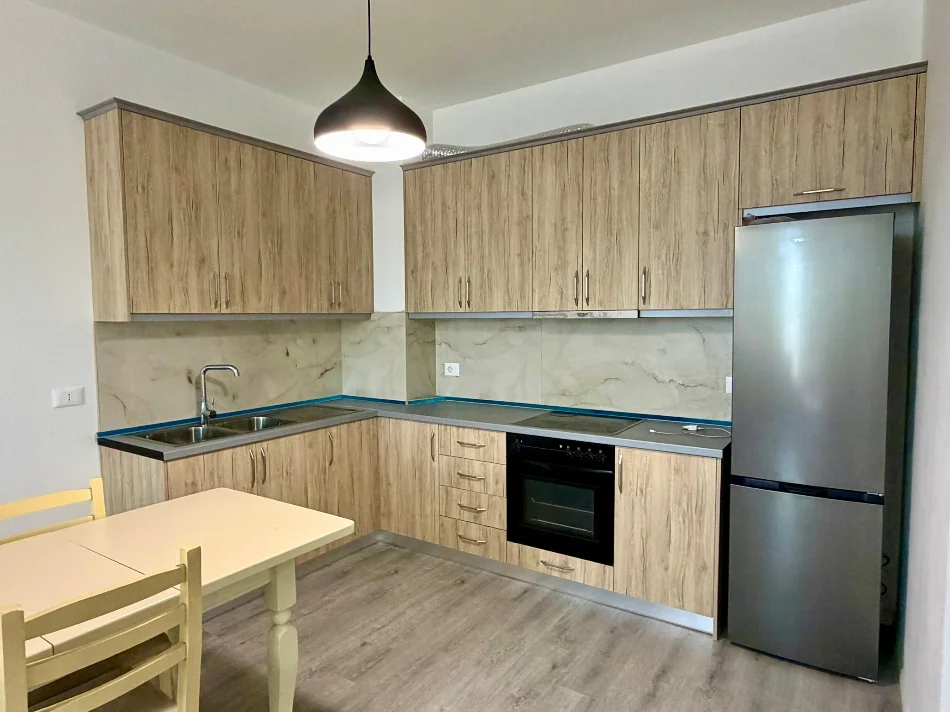 Tirane, jepet me qera apartament 2+1+Ballkon Kati 4, 95 m² 600 € (ish dogana)
