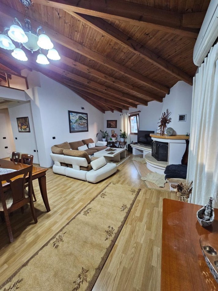 Tirane, jepet me qera apartament 2+1 , 850 € (Komuna e Parisit)