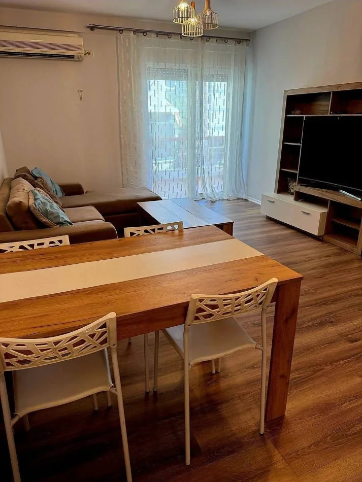 Tirane, jepet me qera apartament 2+1+Ballkon Kati 4, 100 m² 800 € (Liqenit Artificial Tirane)