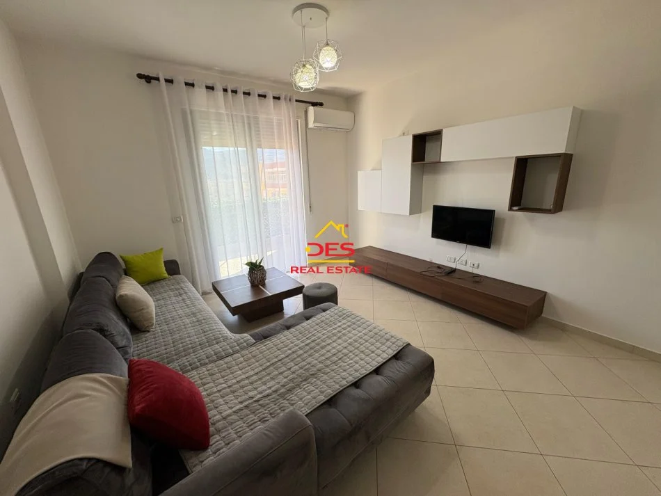 Vlore, jepet me qera apartament 2+1+Ballkon Kati 10, 120 m² 430 € (Rruga Çajupi)