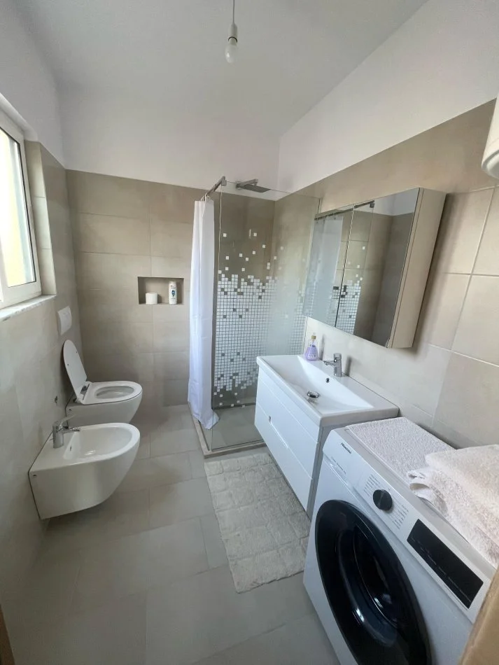 Tirane, jepet me qera apartament 1+1+Ballkon Kati 8, 78 m² 550 € (Rruga e Kavajes)