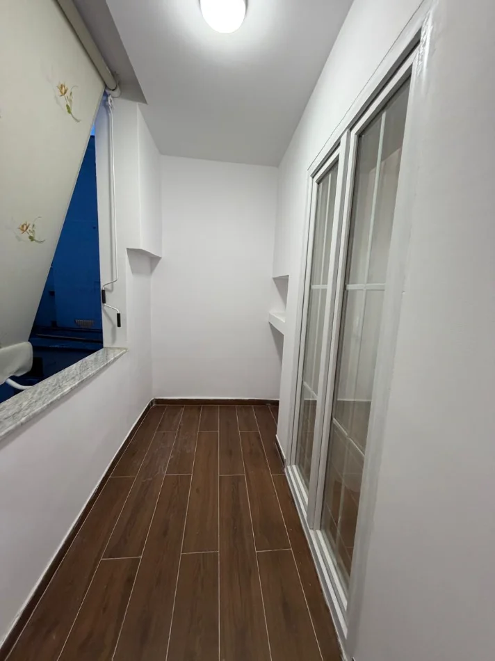 Tirane, jepet me qera apartament 1+1+Ballkon Kati 3, 65 m² 650 € (Rruga Hoxha Tahsim)