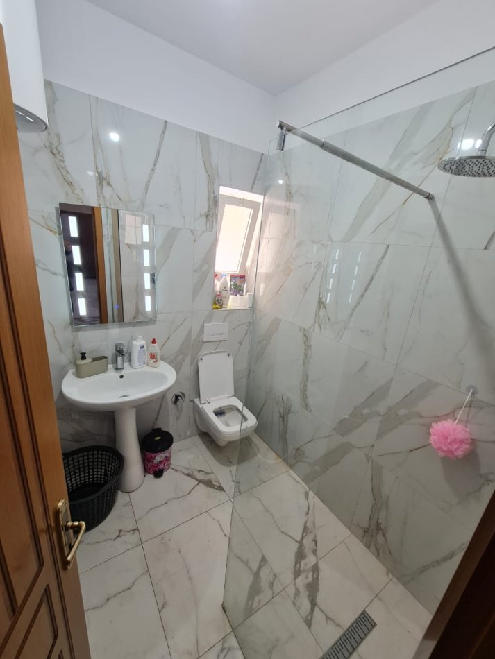Tirane, jepet me qera apartament 1+1+Ballkon Kati 2, 58 m² 400 € (RRUGA E DIBRES)