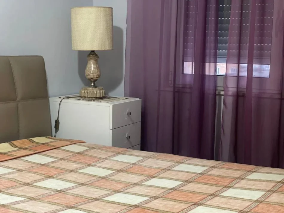 Tirane, jepet me qera apartament 2+1+Ballkon Kati 4, 80 m² 600 € (RRUGA E KOSOVAREVE)