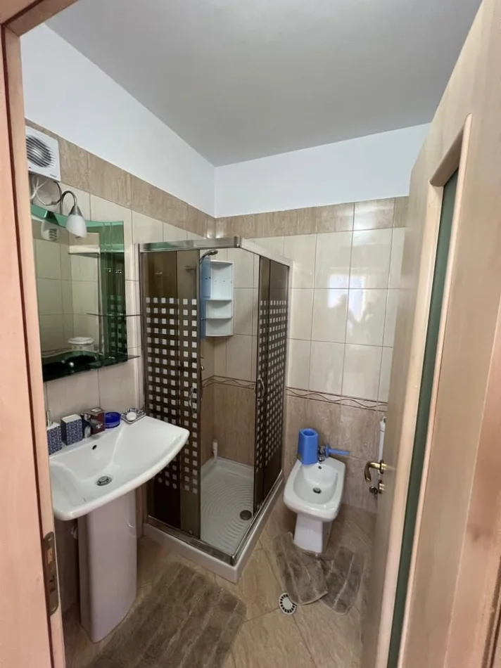 Durres, jepet me qera apartament 2+1+Aneks+Ballkon Kati 6, 600 € (Gjykata,Durres)