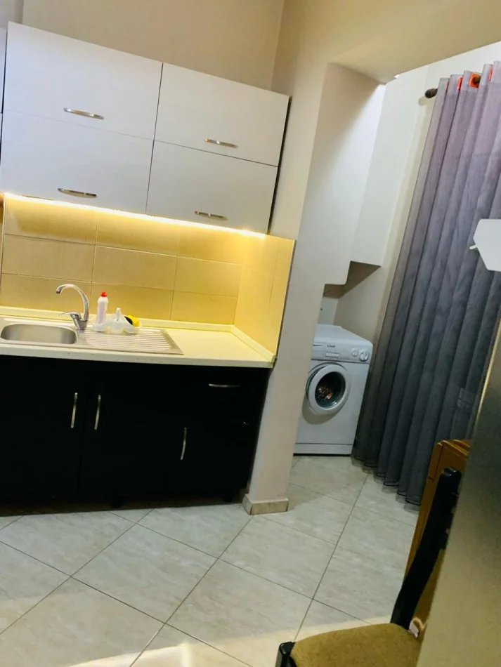 Tirane, jepet me qera apartament 1+1 Kati 4, 74 m² 600 € (Blloku i Ambasadave)