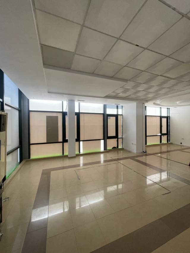 Tirane, jepet me qera ambjent biznesi Kati 2, 250 m² 3.000 Euro (rruga Shemsi Haka)