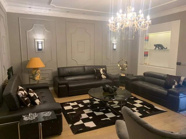 Tirane, jap me qera apartament 3+1+BLK Kati 10, 197 m² 1.500 Euro (Kompleksi Halili)