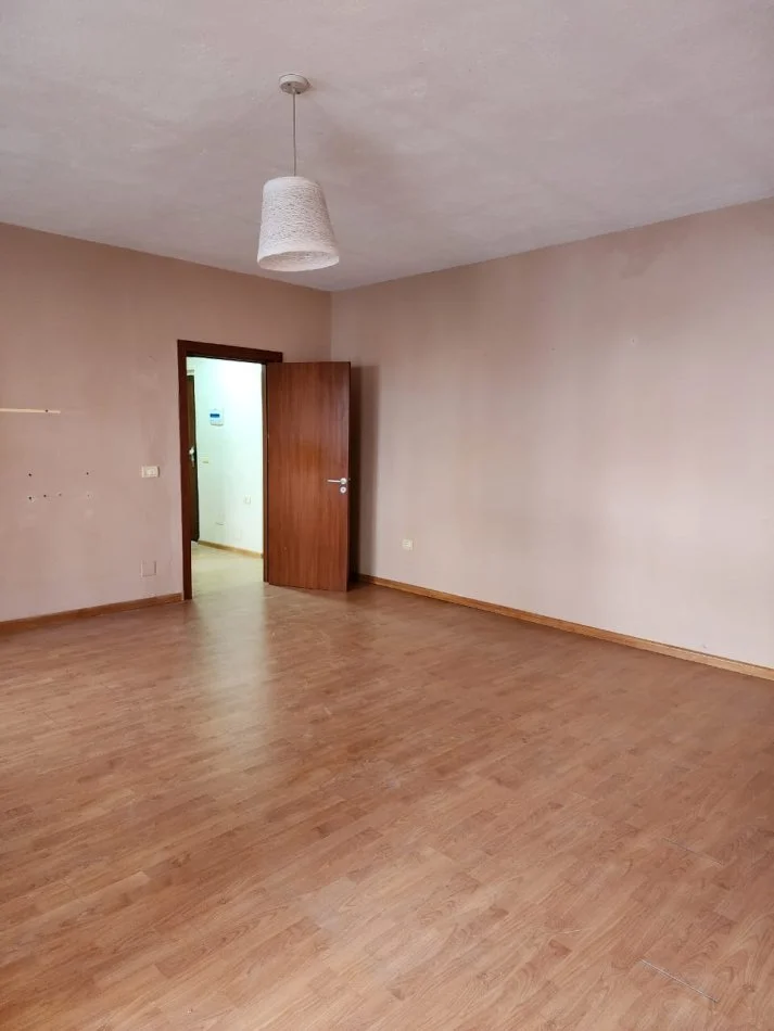 Tirane, jepet me qera apartament 2+1+Ballkon Kati 3, 88 m² (prane Gjykates se Apelit)
