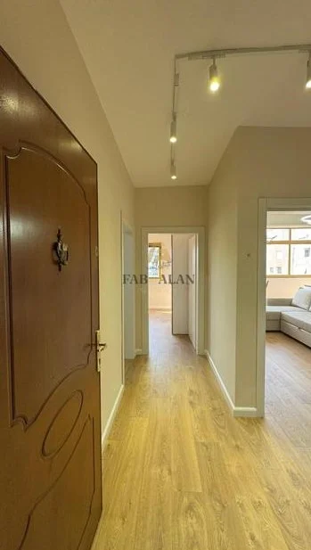 Tirane, jepet me qera apartament 2+1 Kati 5, 650 € (21 DHJETORI)