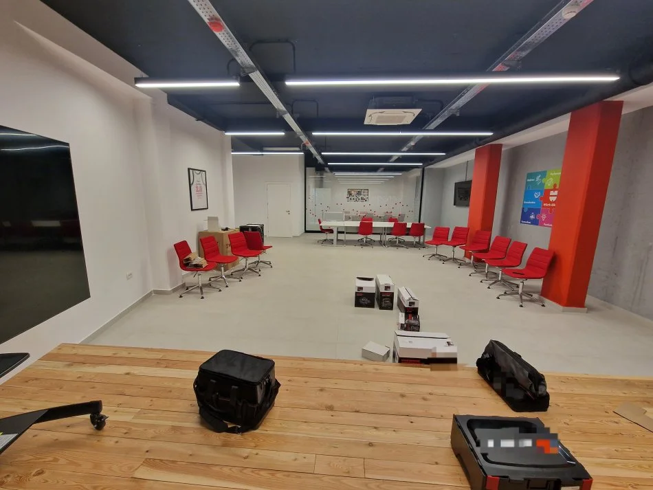 Tirane, jepet me qera ambjent biznesi Kati 0, 1.100 m² 10.000 € 