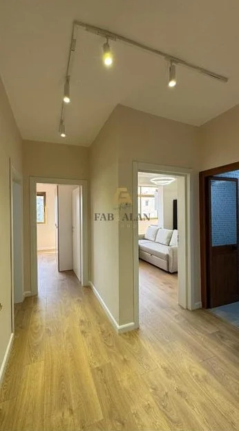 Tirane, jepet me qera apartament 2+1 Kati 5, 650 € (21 DHJETORI)