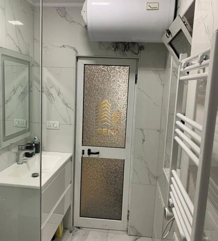 Tirane, jepet me qera apartament 1+1 Kati 3, 70 m² 500 € (Xhamllik)