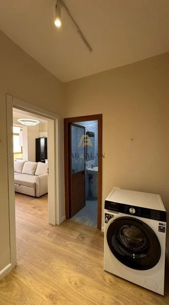 Tirane, jepet me qera apartament 2+1 Kati 5, 650 € (21 DHJETORI)