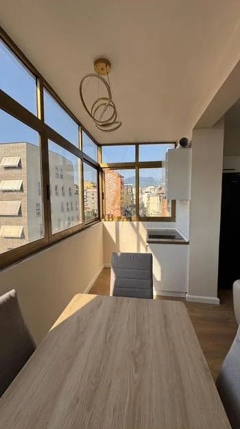 Tirane, jepet me qera apartament 2+1 Kati 5, 650 € (21 DHJETORI)