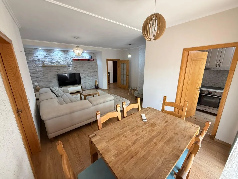 Tirane, jepet me qera apartament 2+1 Kati 7, 110 m² 600 € (Bulevardi bajram curri)