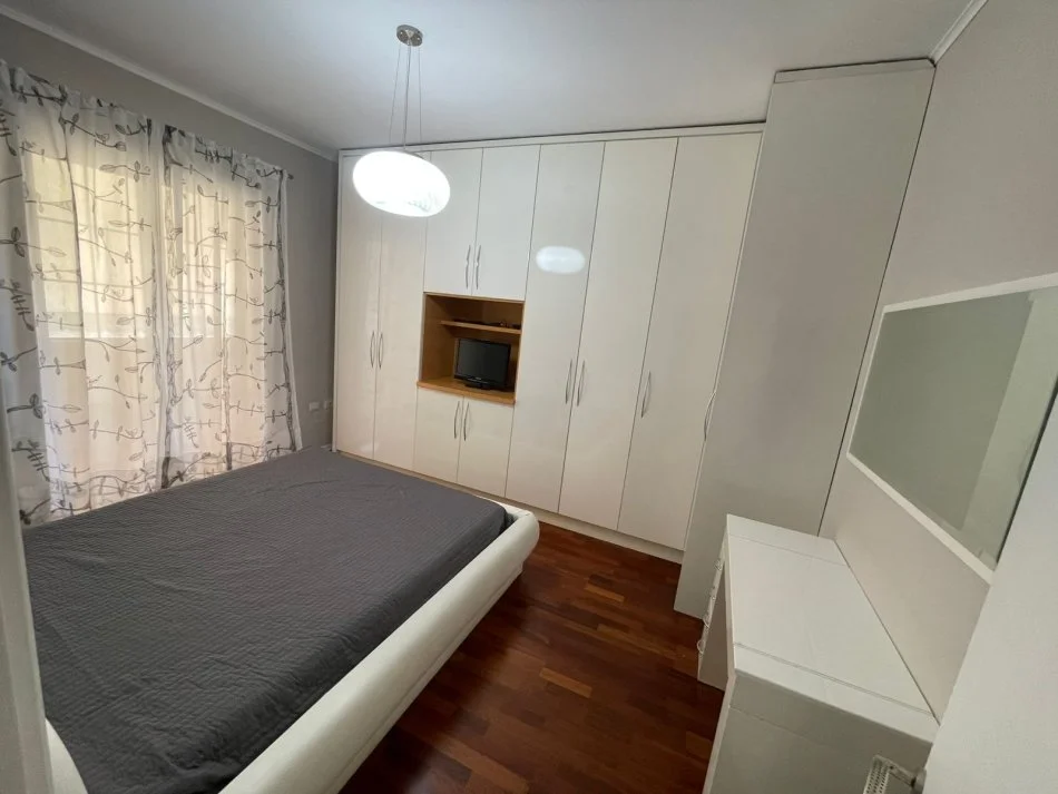 Tirane, jepet me qera apartament 1+1 Kati 7, 60 m² 700 € (PAZARI I RI)