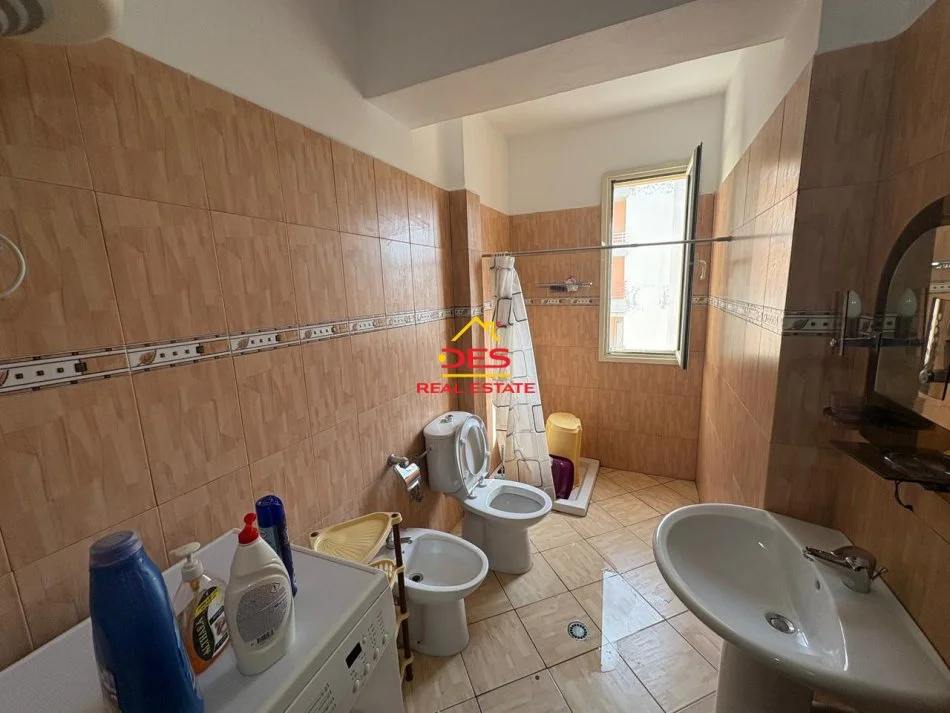 Vlore, jepet me qera apartament 2+1+Ballkon Kati 7, 110 m² 450 € (Rruga Zaho Koka)