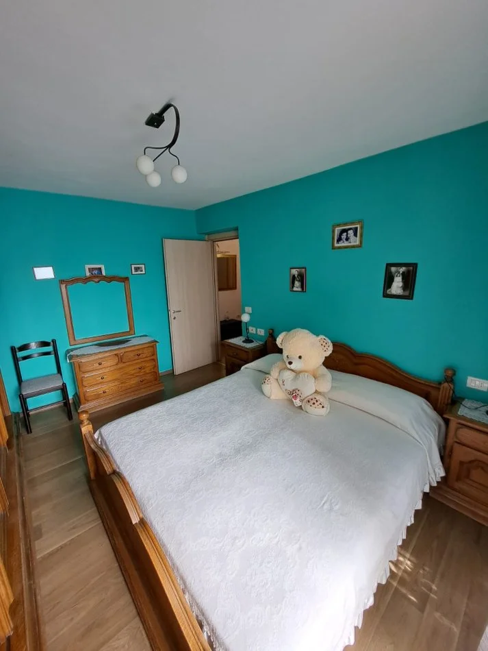 Tirane, jepet me qera apartament 3+1 Kati 4, 80 m² 900 € (Piramida)