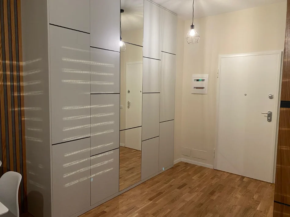 Tirane, jepet me qera apartament 1+1+Ballkon Kati 5, 90 m² 740 € (Rruga Barrikadave)