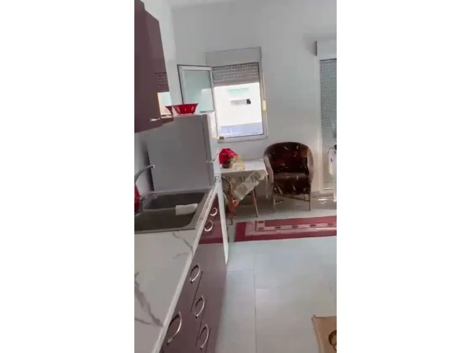 Tirane, jepet me qera apartament 2+1+verande 60 m2, Kati 3, 500 € (Porcelan, mbrapa UET)