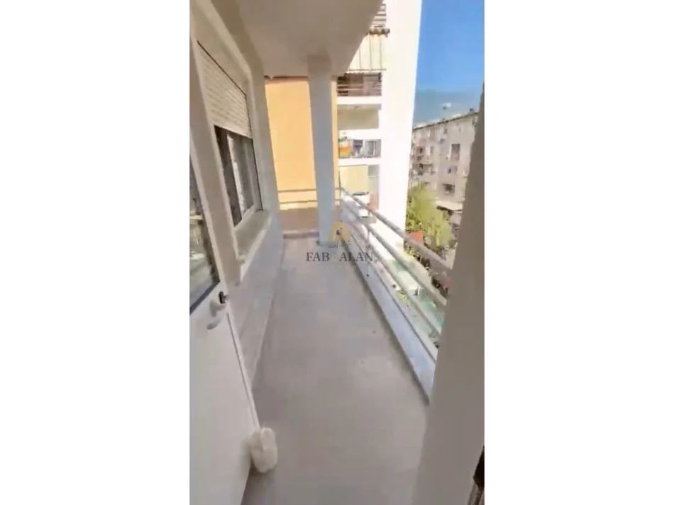 Tirane, jepet me qera apartament 2+1+verande 60 m2, Kati 3, 500 € (Porcelan, mbrapa UET)