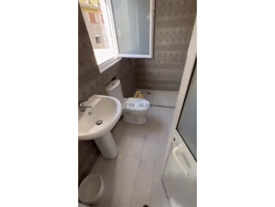 Tirane, jepet me qera apartament 2+1+verande 60 m2, Kati 3, 500 € (Porcelan, mbrapa UET)