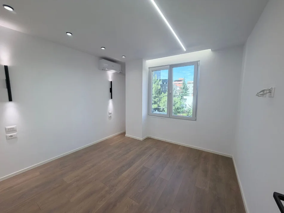 Tirane, jap me qera apartament 1+1+Ballkon Kati 3, 56 m² 700 € (21 Dhjetori)
