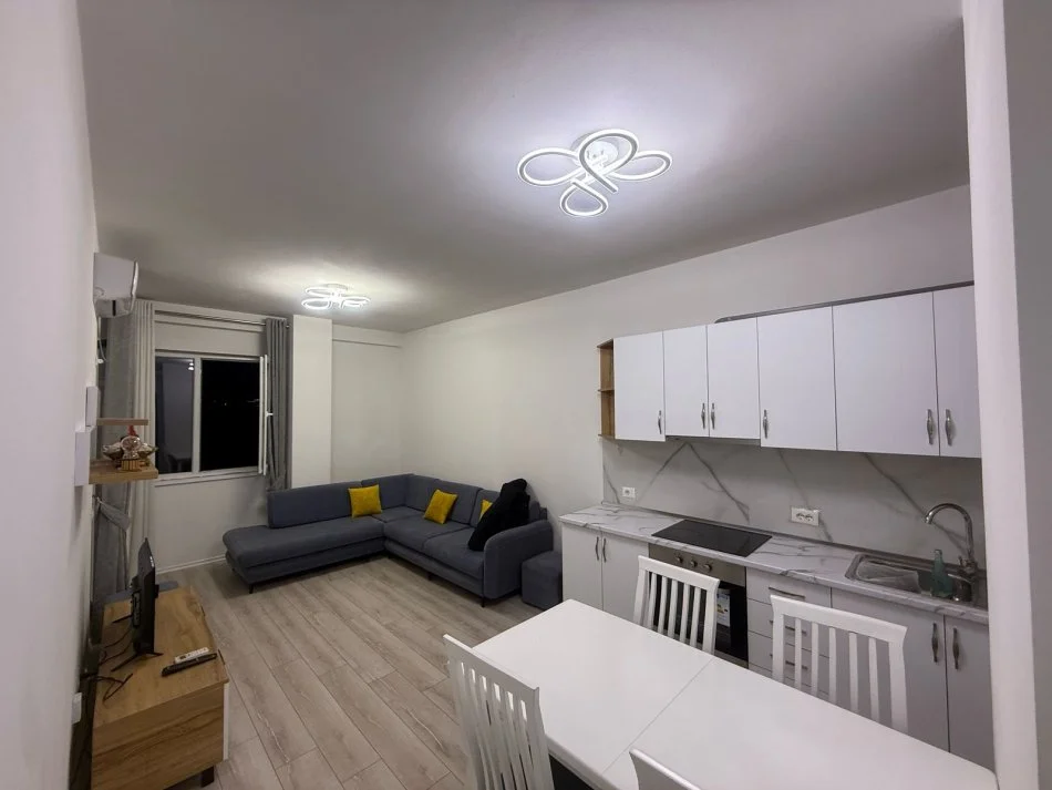 Tirane, jepet me qera apartament 1+1+Ballkon Kati 9, 75 m² 450 € (rruga tre Deshmoret)