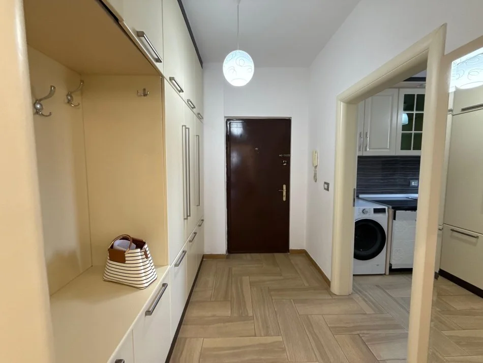 Tirane, jepet me qera apartament 2+1+Aneks+Ballkon Kati 4, 95 m² 900 € 