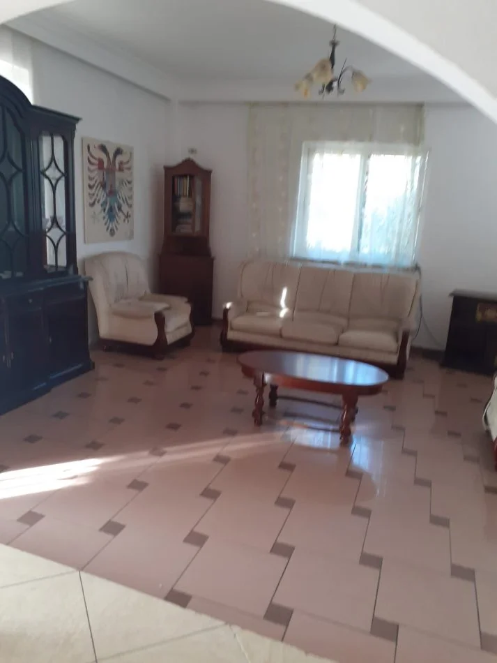 Tirane, jepet me qera shtepi 2+1+Ballkon Kati 1, 120 m² 350 € (Kinostudio rr. Aleksander Mojsiu)