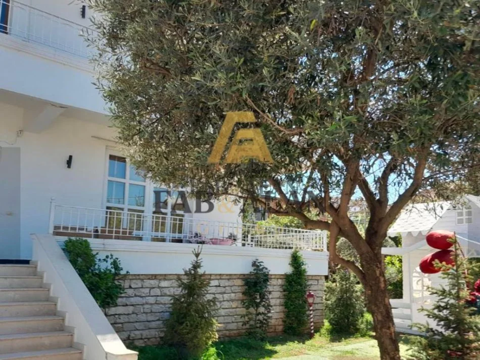 Tirane, jepet me qera Vile 3 Katshe , 480 m² 1.500 € (Shkolla e Bashkuar)