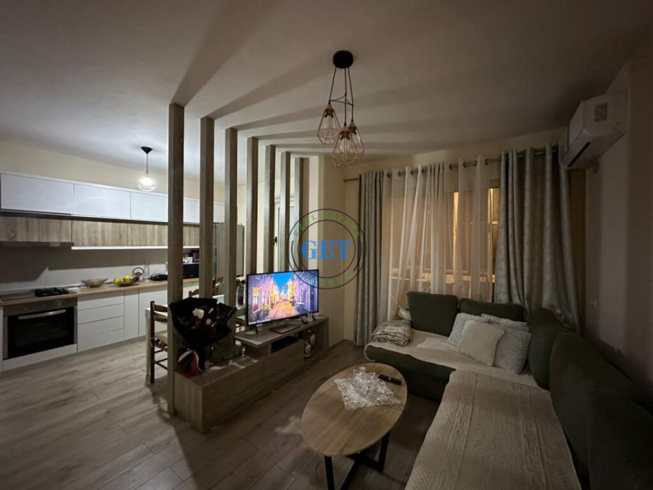 Durres, jepet me qera apartament 1+1+Ballkon Kati 4, 450 m² 450 € (Ish Rajoni Policis, Durrës)