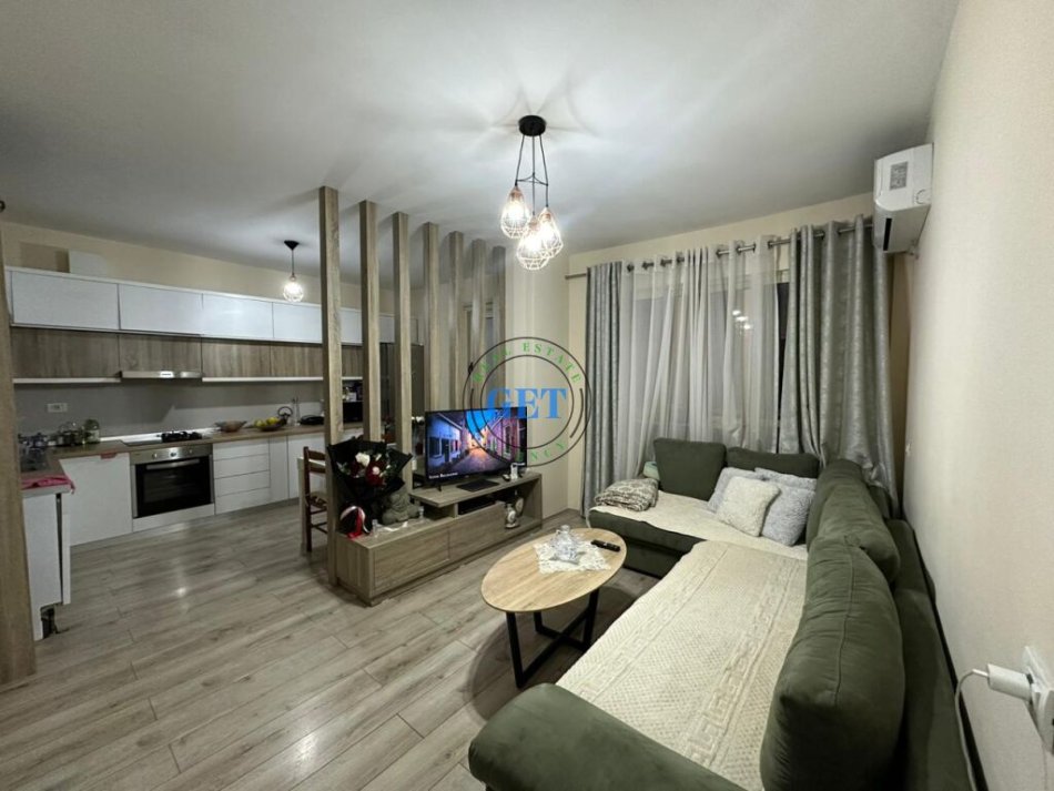 Durres, jepet me qera apartament 1+1+Ballkon Kati 4, 450 m² 450 € (Ish Rajoni Policis, Durrës)