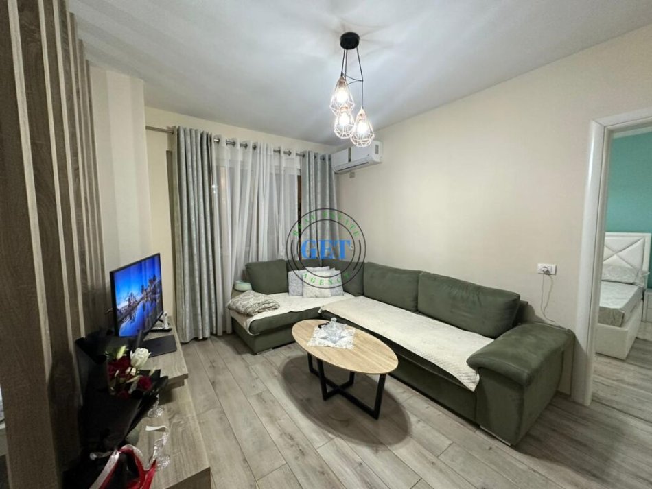 Durres, jepet me qera apartament 1+1+Ballkon Kati 4, 450 m² 450 € (Ish Rajoni Policis, Durrës)