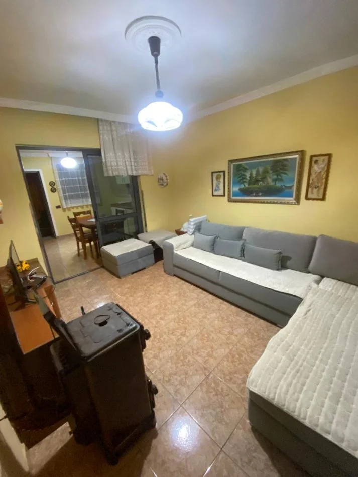 Tirane, jepet me qera apartament 2+1 Kati 1, 90 m² 450 € (Kinostudio)