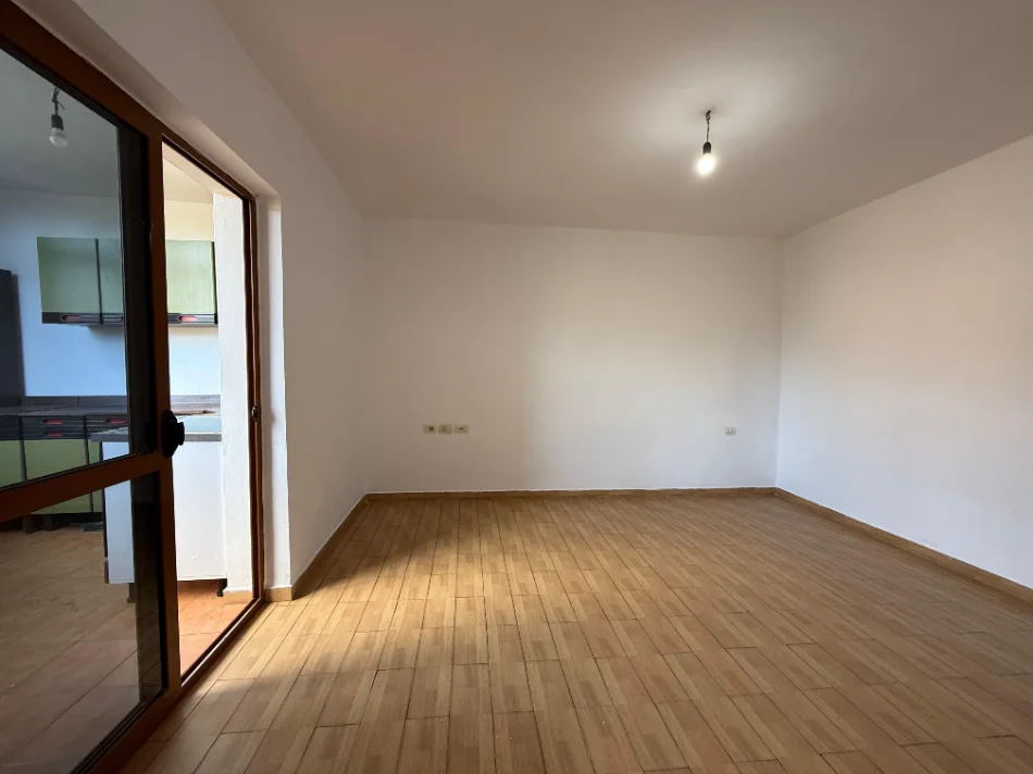 Tirane, jepet me qera apartament 1+1 Kati 5, 62 m² 400 € (Rruga Bardhyl)