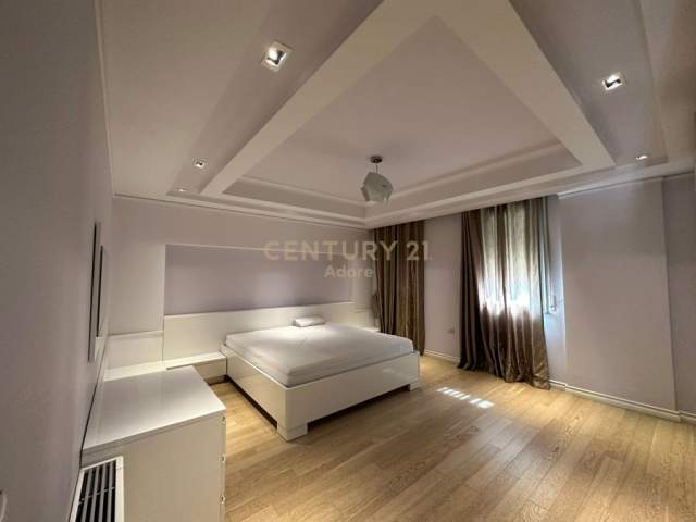 Tirane, jepet me qera apartament 3+1+BLK Kati 5, 179 m² 1800 Euro (Kompleksi Nobis)