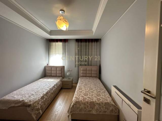 Tirane, jepet me qera apartament 3+1+BLK Kati 5, 179 m² 1800 Euro (Kompleksi Nobis)