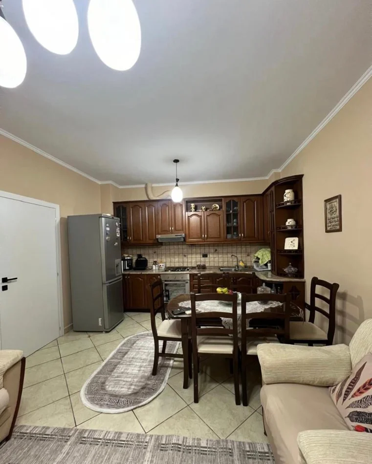 Tirane, jepet me qera apartament 2+1 Kati 1, 95 m² 500 € 