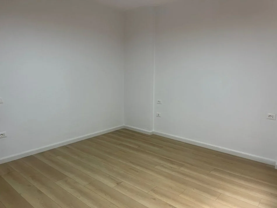 Tirane, jepet me qera ambjent biznesi Kati 1, 120 m² 1.000 € (Rruga e Bogdaneve)