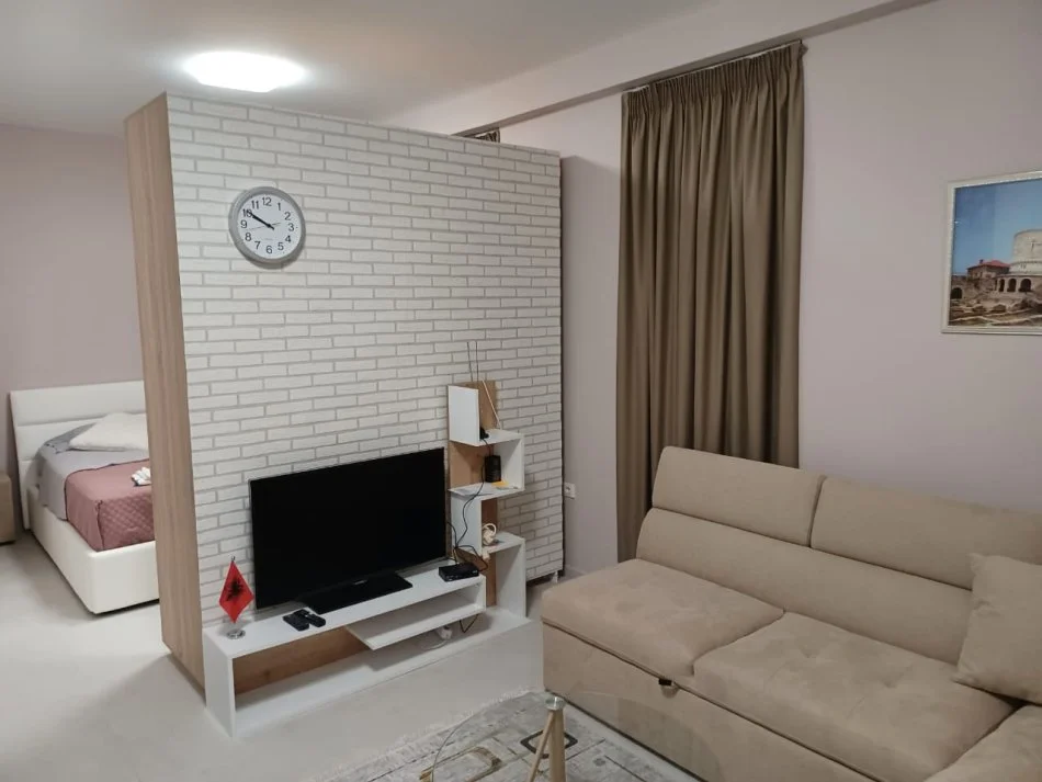 Tirane, jepet me qera garsonier 1+1 Kati 1, 400 € (2-palmat Astir)