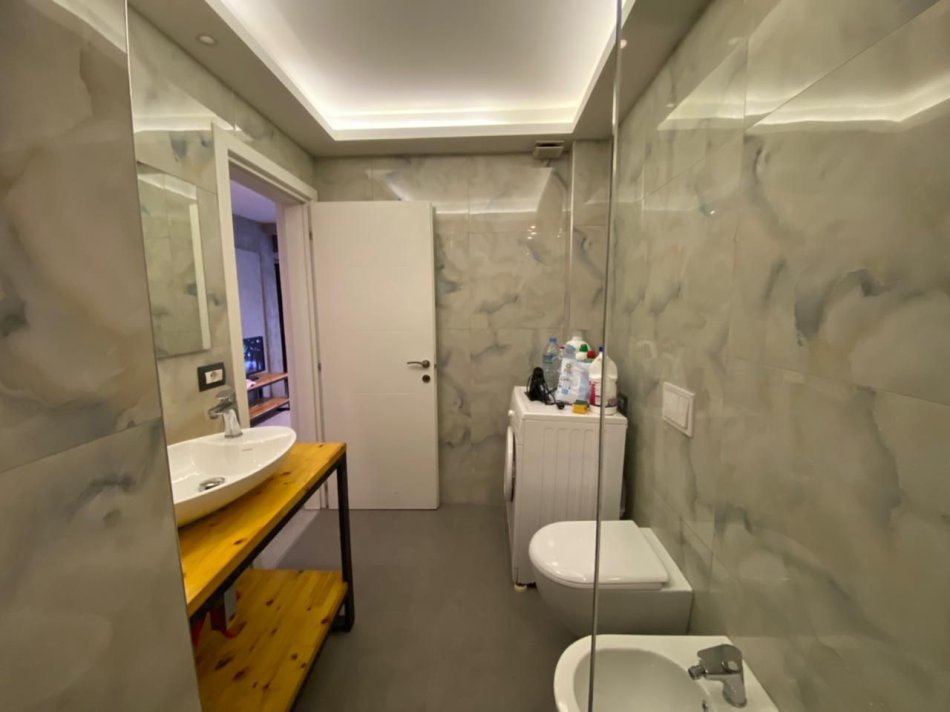 Tirane, jepet me qera apartament 1+1+Aneks Kati 1, 450 € (stacioni i trenit)