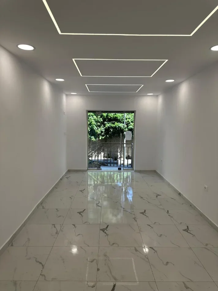 Tirane, jepet me qera dyqan Kati 1, 31 m² 400 € (rruga elbasanit)