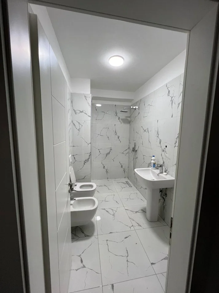 Tirane, jepet me qera apartament 1+1 Kati 5, 400 € (astir)