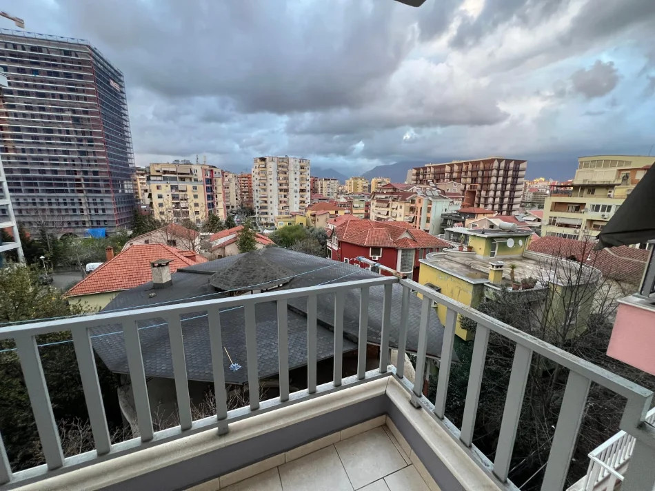 Tirane, jepet me qera apartament 2+1 Kati 4, 86 m² 650 € (Komuna e Parisit ,rruga Bilal Golemi)