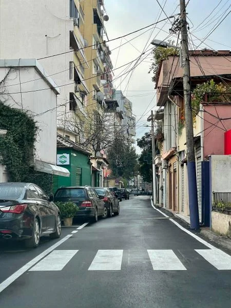 Tirane, jepet me qera zyre Kati 0, 9 m² 180 € (Rruga Islam Alla)