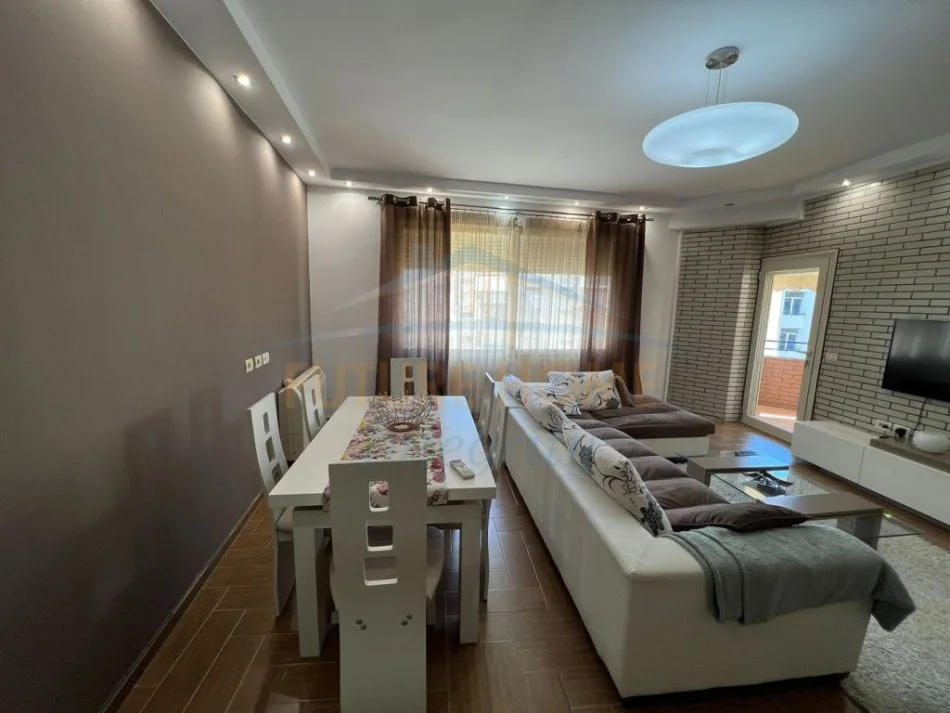 Tirane, jepet me qera apartament 2+1+Ballkon Kati 4, 95 m² 650 € (Liqeni i Thate)